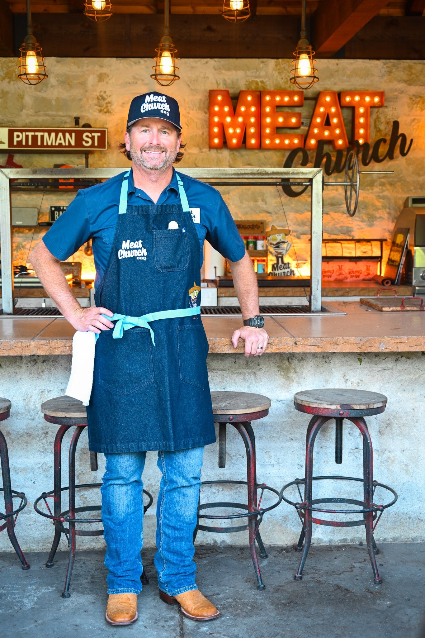 hedley-and-bennett-meat-church-apron-navy-w8 NAVY_H_B_APRON_LIFESTYLE_OUTDOOR_KITCHEN_TIED.jpg